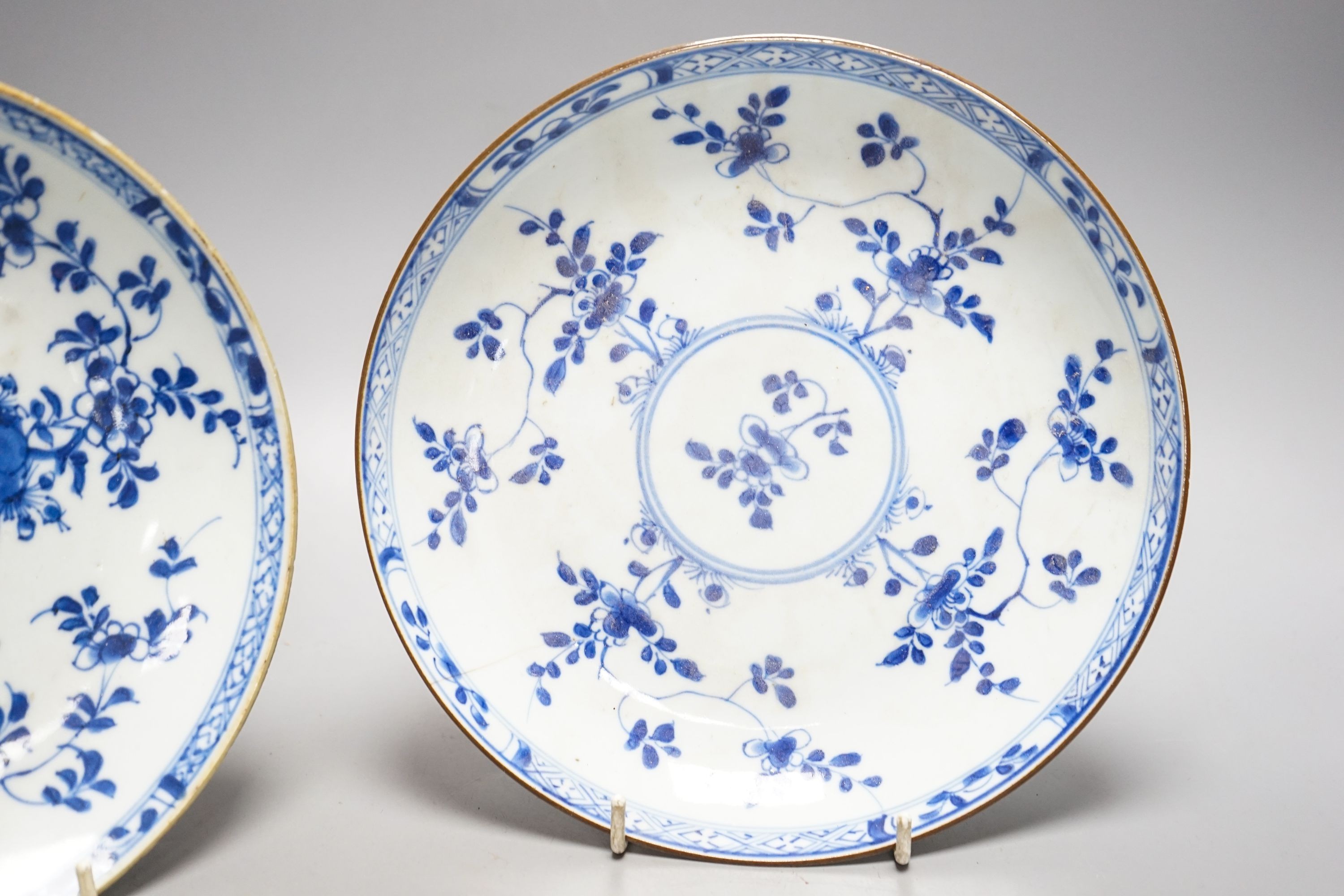 Two Chinese Kangxi blue and white dishes 22cm